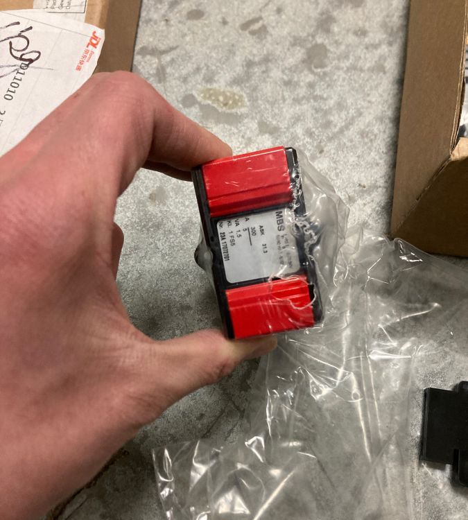 MBS7055ASK31.3300\/5A1,5VAKl.1